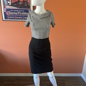 GOWN TOWN black/gingham short-sleeved fitted dress